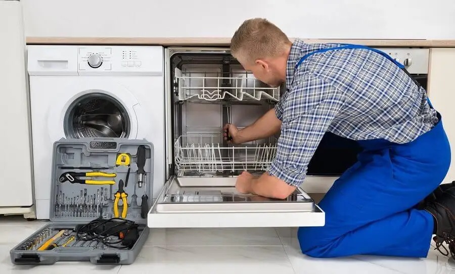 Yenimahalle Whirlpool servisi teknisyen ekibi beyaz eşya tamiri yaparken
